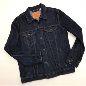 New Levi’s denim jacket! Size large 🔥
